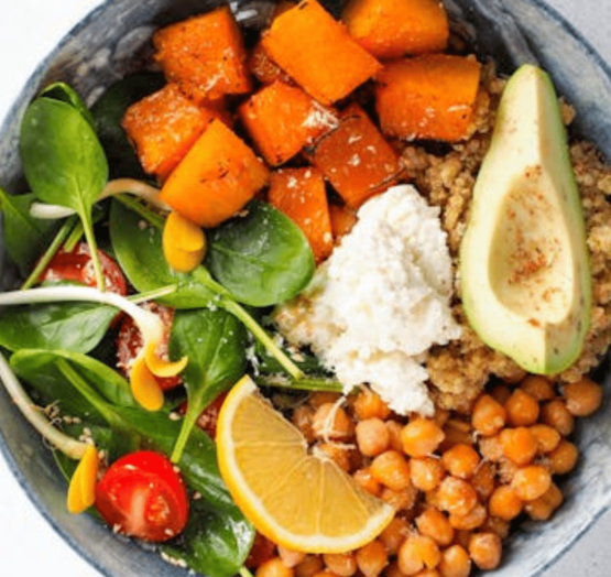 Salade de quinoa, pois chiches aux légumes colorés